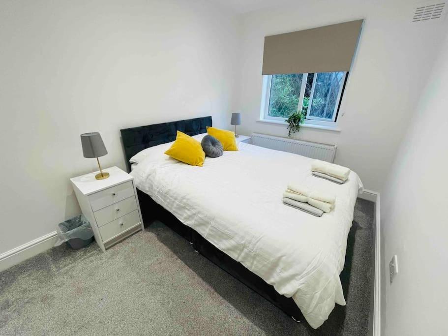 Modern Cosy House /free Parking For Two Cars/ 3 Minutes Walk To The Underground Londres