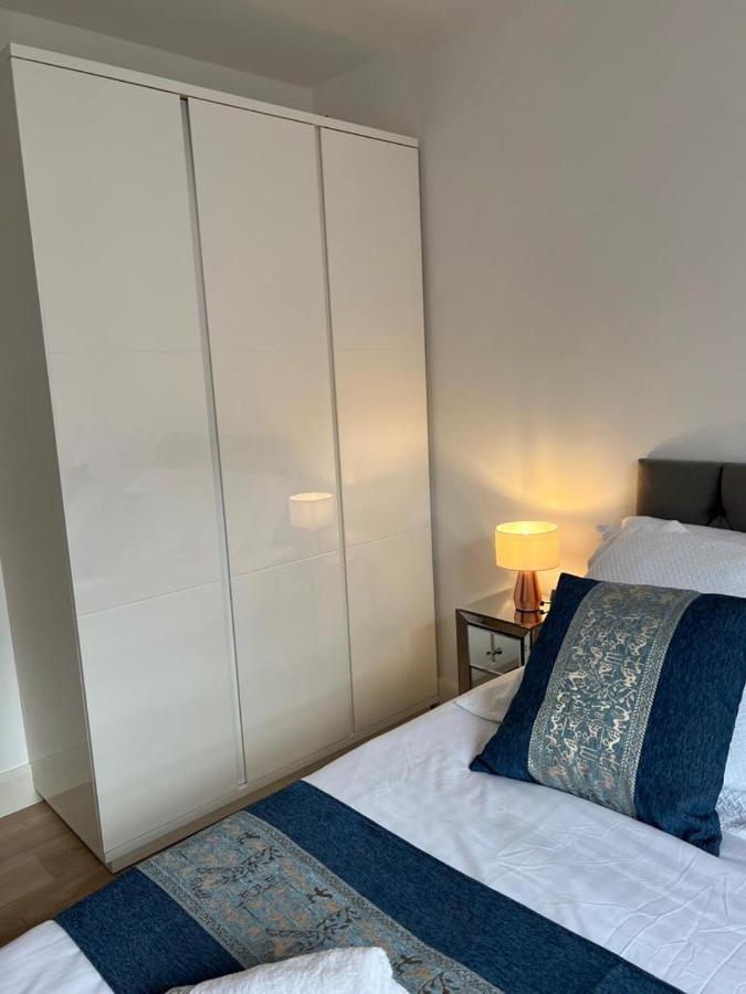 Charming Chelsea Two Bedroom Next To Kings Road! *