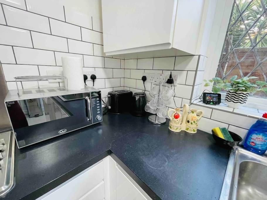 Modern Cosy House /free Parking For Two Cars/ 3 Minutes Walk To The Underground Londres