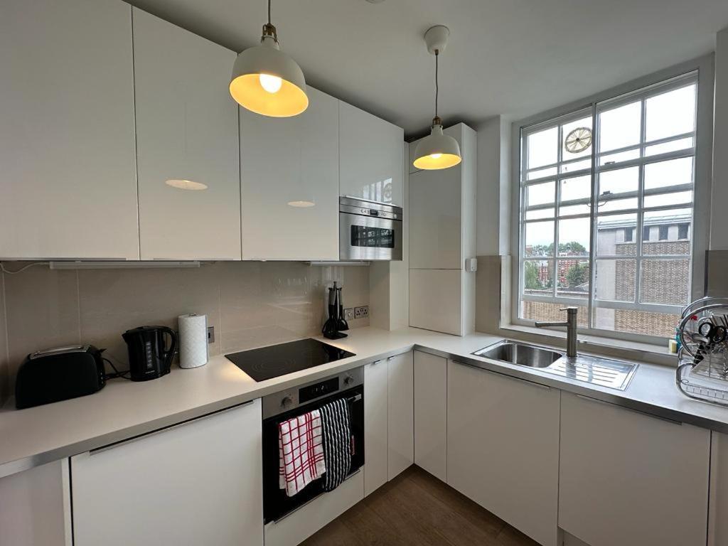 Apartment Charming Chelsea Two Bedroom Next To Kings Road! *