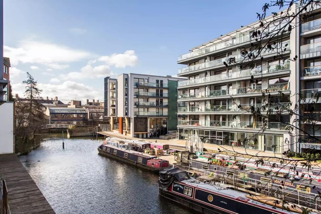 Canal-side In Shoreditch Apartment