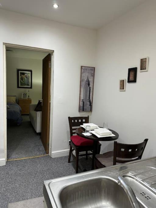 Super Spacious, Grnd Floor Flat Londen