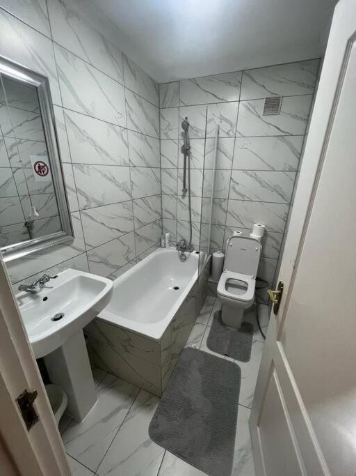 Apartment Stylish And Modern By Hyde Park London
