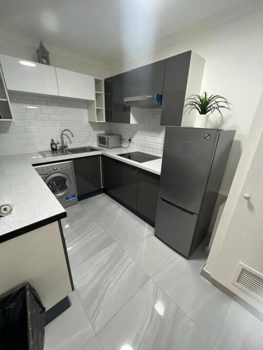 Apartment Stylish And Modern By Hyde Park London