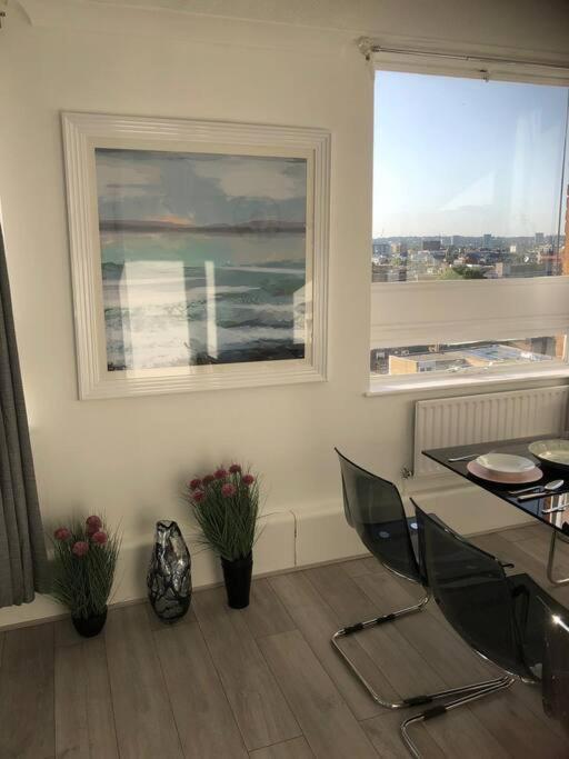 Stylish And Modern By Hyde Park Apartment *