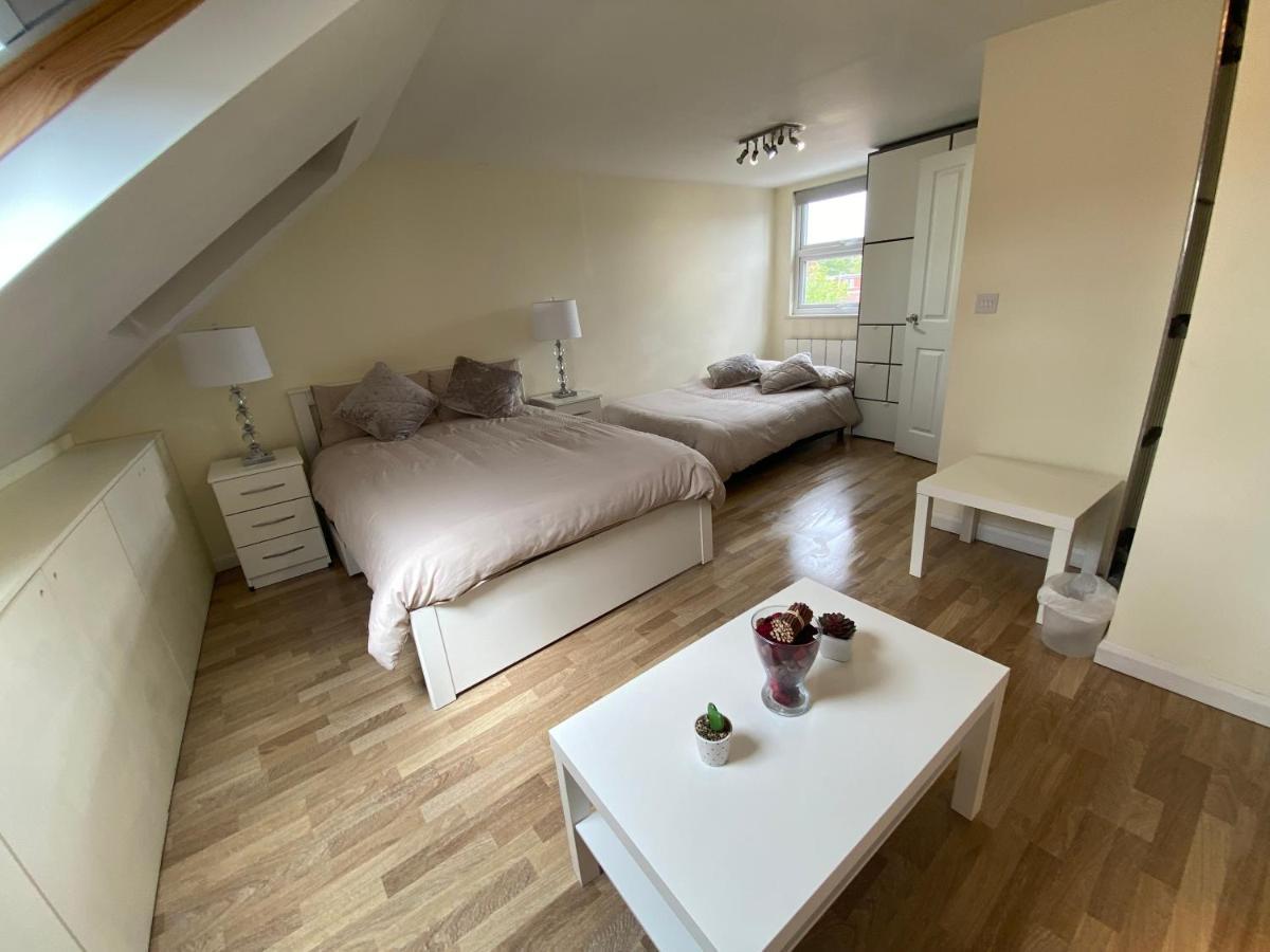 Private In Excellent Family House ,zone 2 Londres