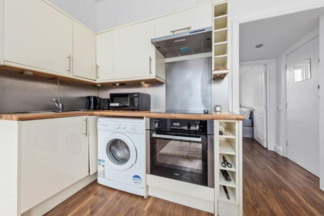 Living 2 Bedroom Flat 2 Mins To Clapahm Junction Cj Londen