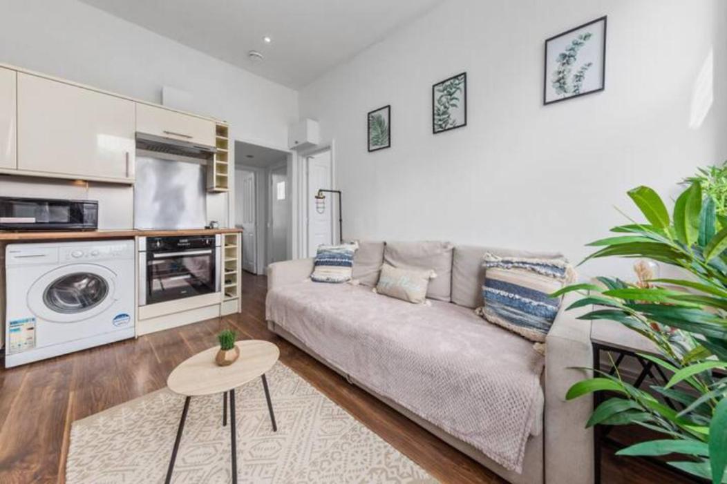 Living 2 Bedroom Flat 2 Mins To Clapahm Junction Cj Londen