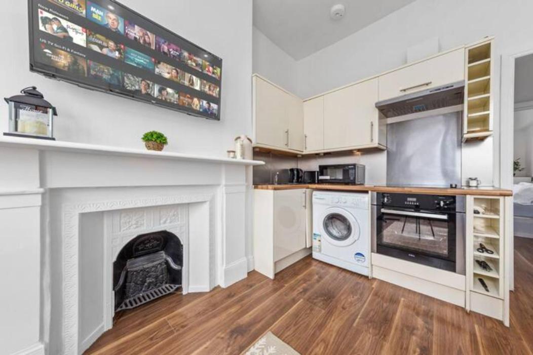 Living 2 Bedroom Flat 2 Mins To Clapahm Junction Cj * Londen