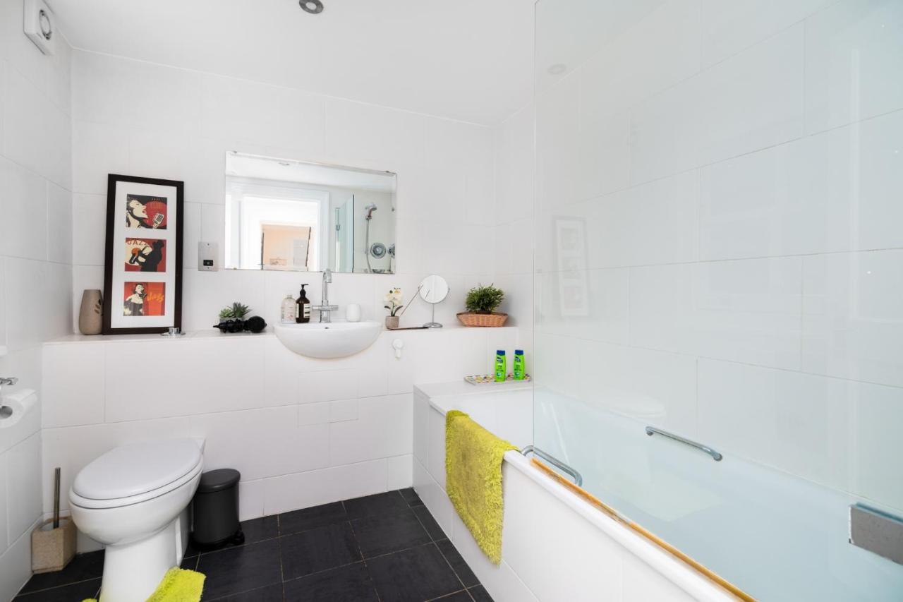 Hospedagem domiciliar Master En - Townhouse Double With Garden & Hot Tub Londres