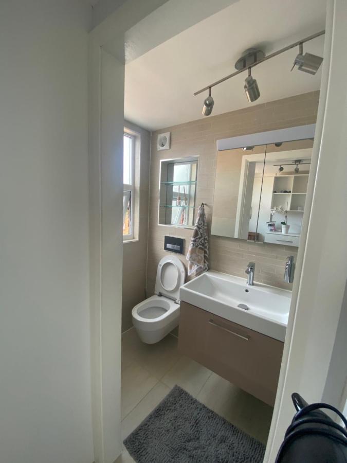 Private In Excellent Family House ,zone 2 Homestay London