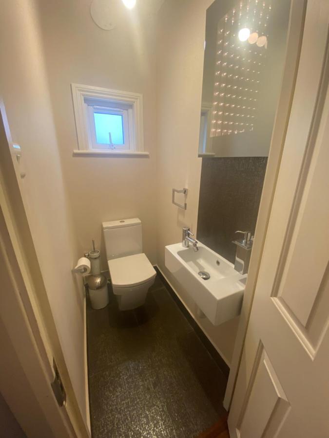 Private In Excellent Family House ,zone 2 Hospedagem domiciliar Londres