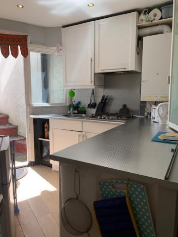 - Entire Lower Ground Floor - Only 7 Mins Walk Kings Cross St Pancras Station London