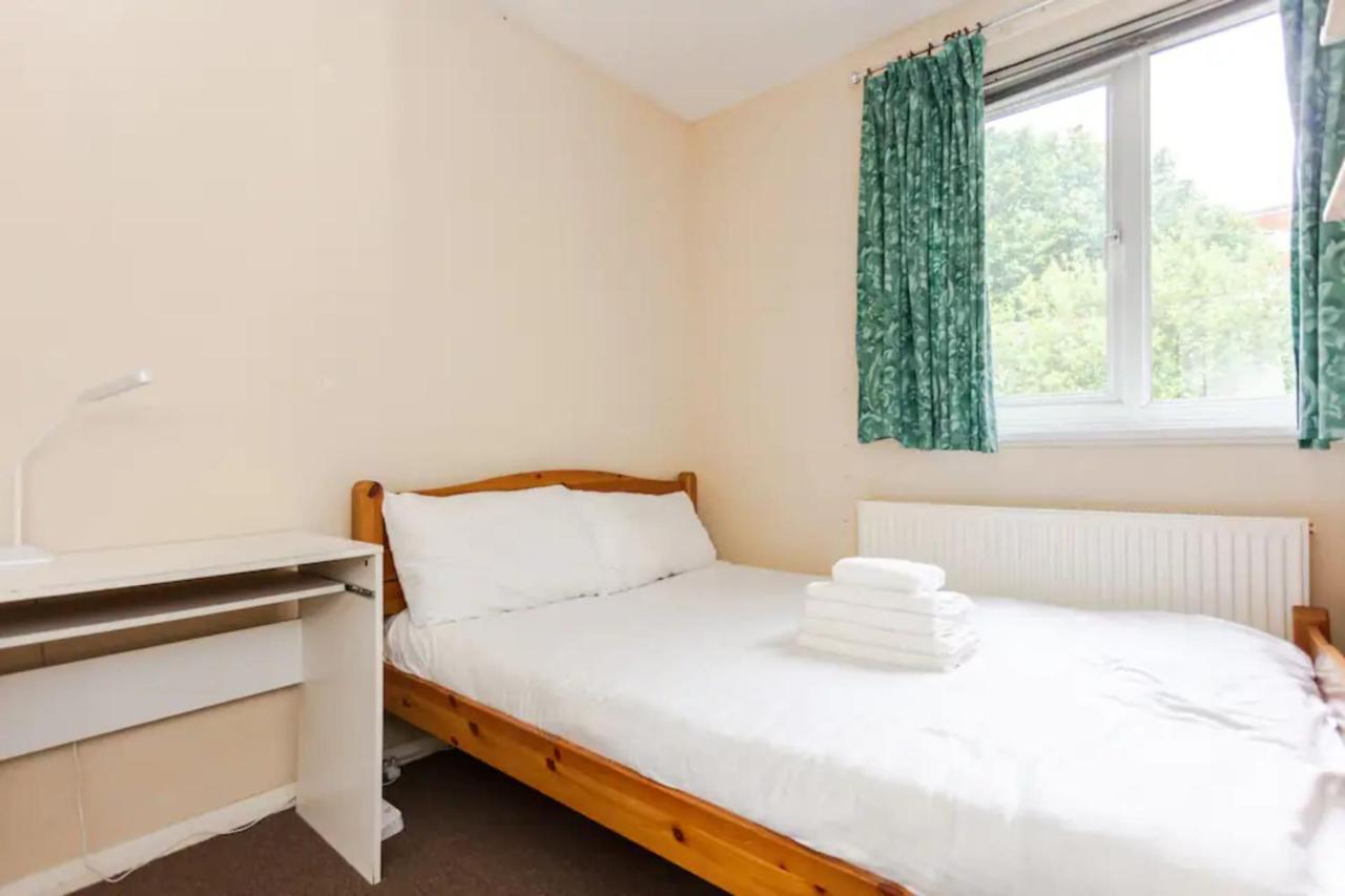 Homely 3 Bedroom House With A Garden Hébergement de vacances