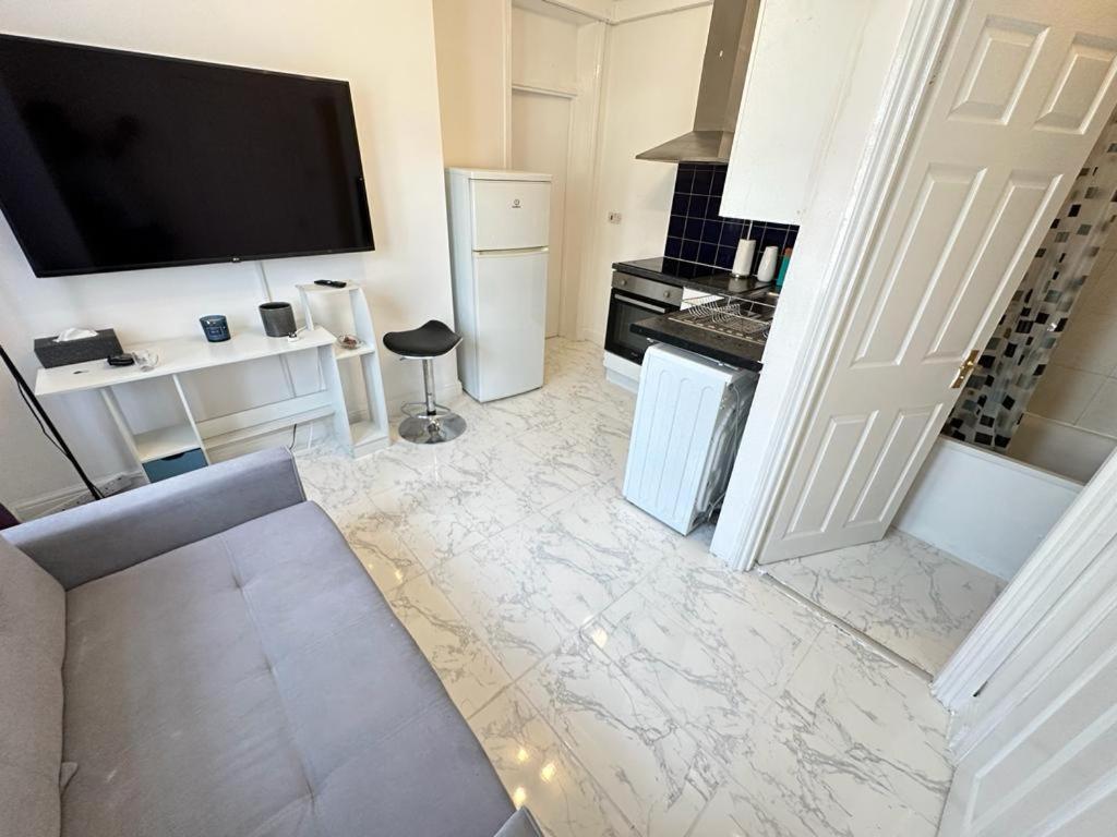 4 Floor New Miles Apartment