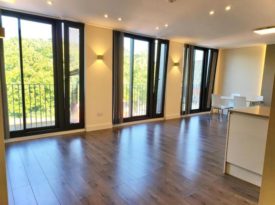 Luxuries 2 Bed Flat In Canary Wharf Londres