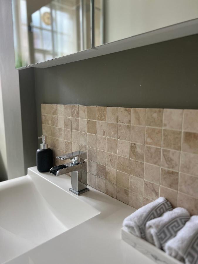 Charming Chelsea Two Bedroom Next To Kings Road! Apartment *