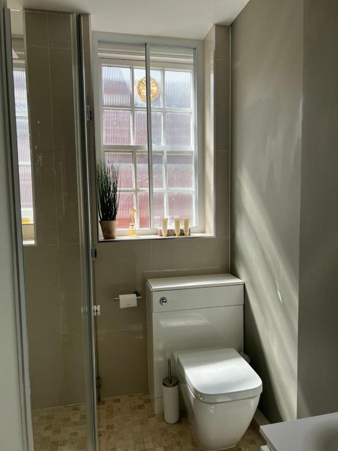 Charming Chelsea Two Bedroom Next To Kings Road! Apartment *
