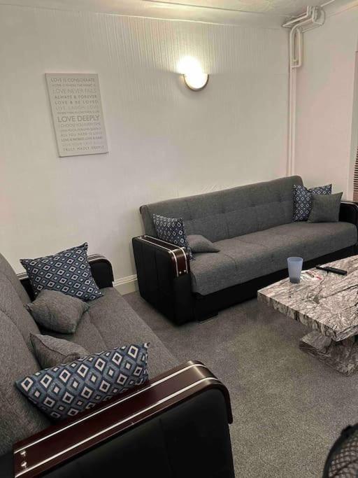 Appartement Gorgeous 5 Bedroom House *