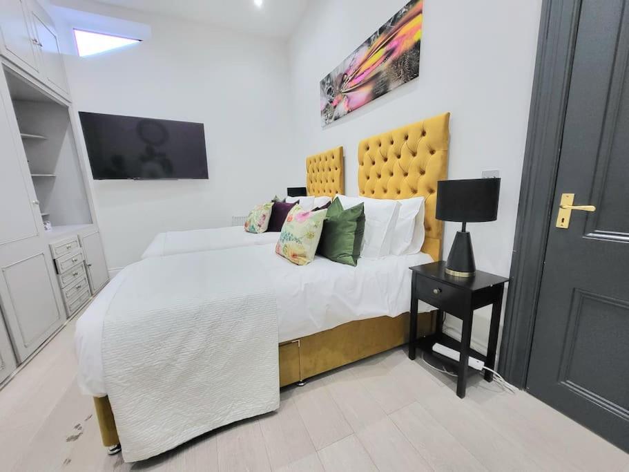 Spacious Six Bedrooms House By Sensational Short Lets & Serviced With 13 Beds, Free Parking, Free Wi-fi & Balcony * Londres
