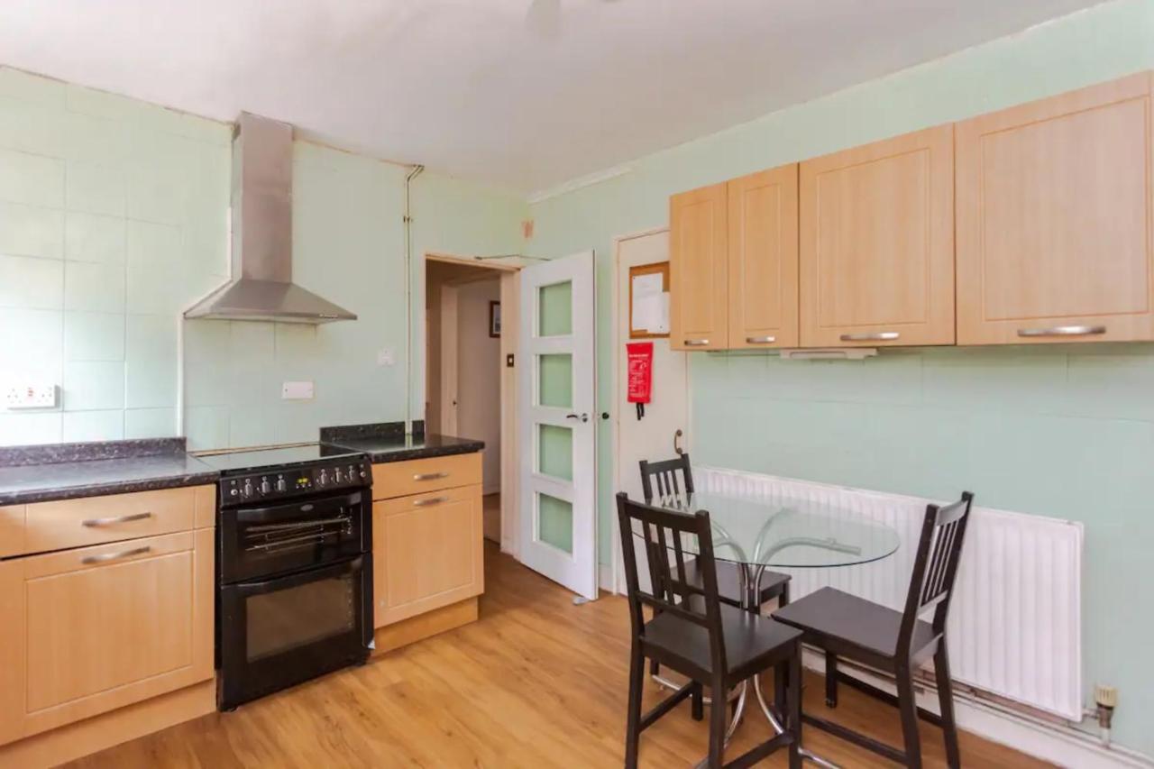Homely 3 Bedroom House With A Garden Hébergement de vacances Londres