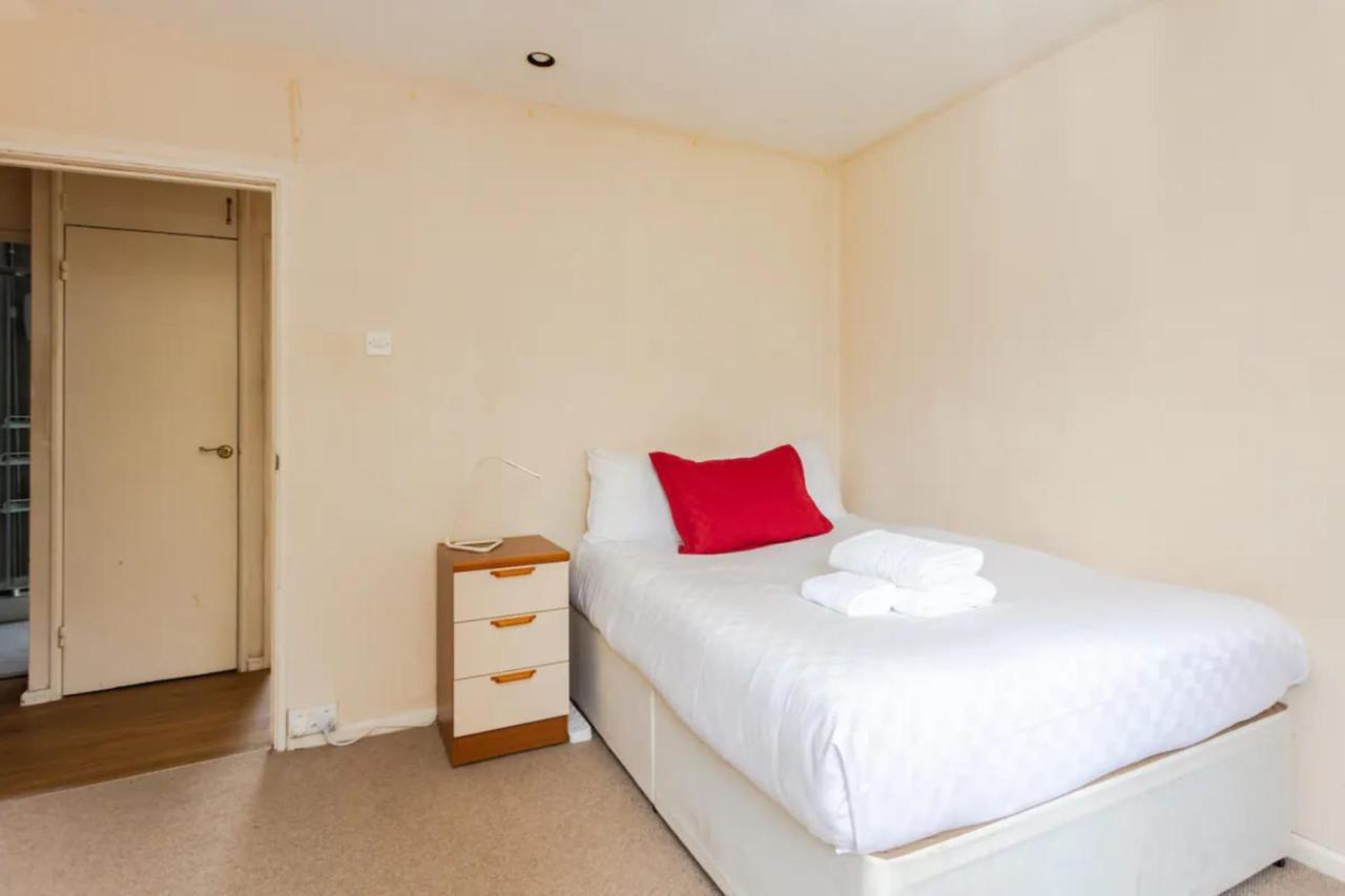 Hébergement de vacances Homely 3 Bedroom House With A Garden *