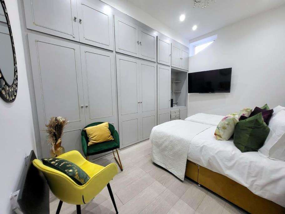 Casa de Férias Spacious Six Bedrooms House By Sensational Short Lets & Serviced With 13 Beds, Free Parking, Free Wi-fi & Balcony *