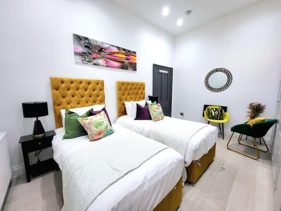 Spacious Six Bedrooms House By Sensational Short Lets & Serviced With 13 Beds, Free Parking, Free Wi-fi & Balcony * Londres