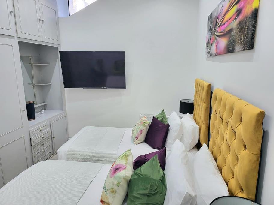 Casa de Férias Spacious Six Bedrooms House By Sensational Short Lets & Serviced With 13 Beds, Free Parking, Free Wi-fi & Balcony