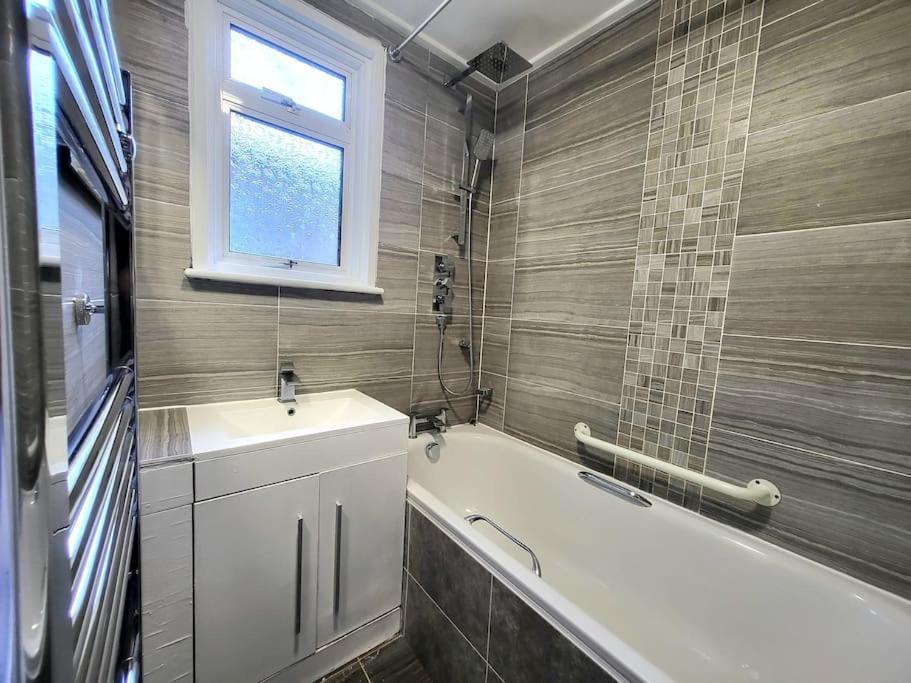 Casa de Férias Spacious Six Bedrooms House By Sensational Short Lets & Serviced With 13 Beds, Free Parking, Free Wi-fi & Balcony Londres