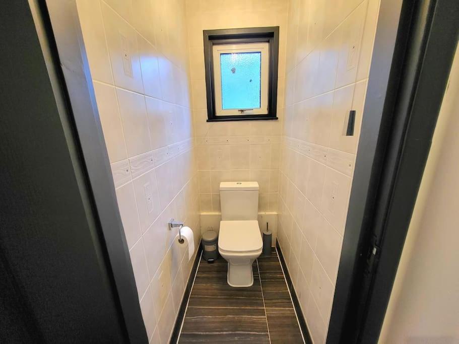Spacious Six Bedrooms House By Sensational Short Lets & Serviced With 13 Beds, Free Parking, Free Wi-fi & Balcony Casa de Férias *