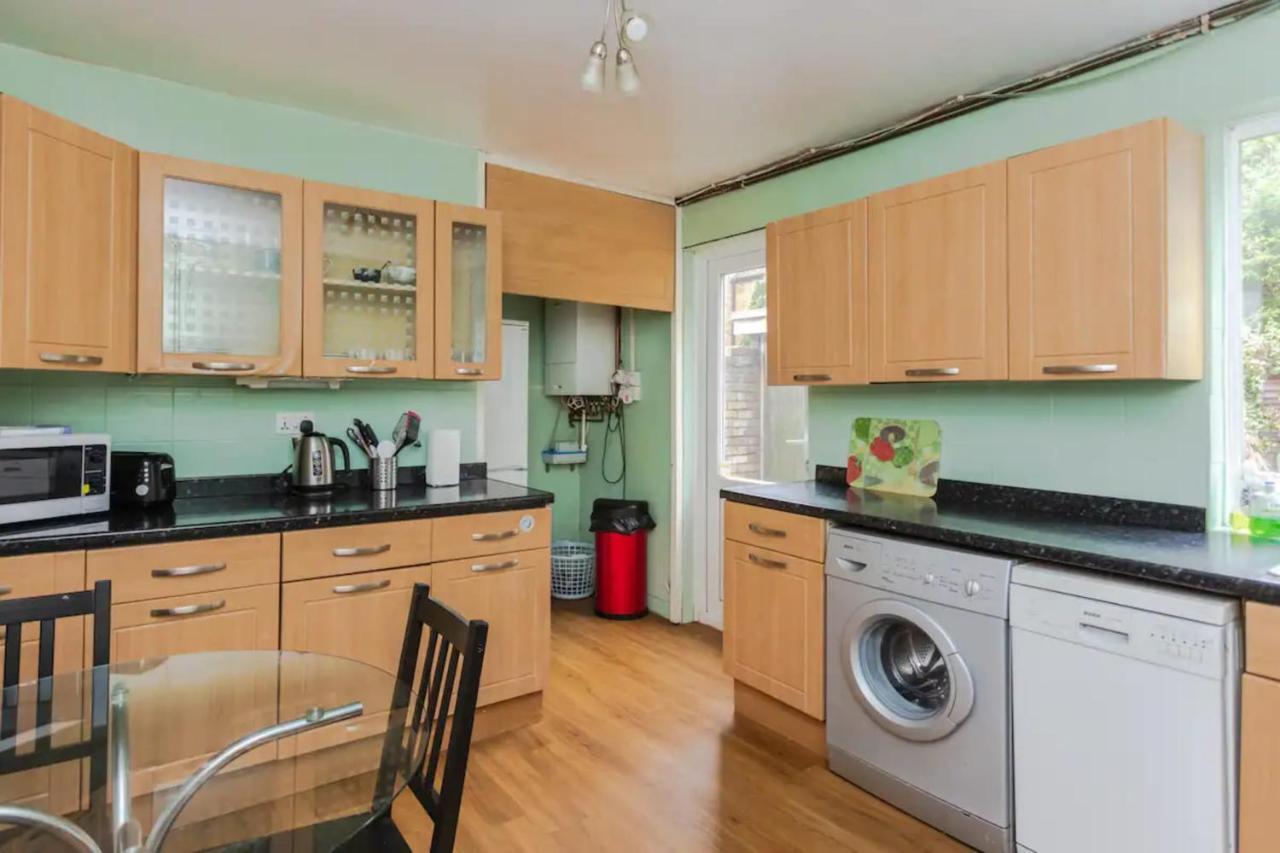 Homely 3 Bedroom House With A Garden Hébergement de vacances *