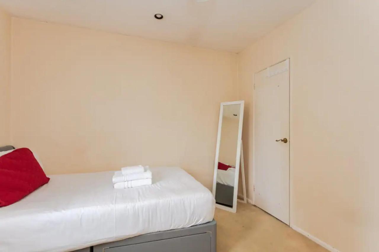 Hébergement de vacances Homely 3 Bedroom House With A Garden *