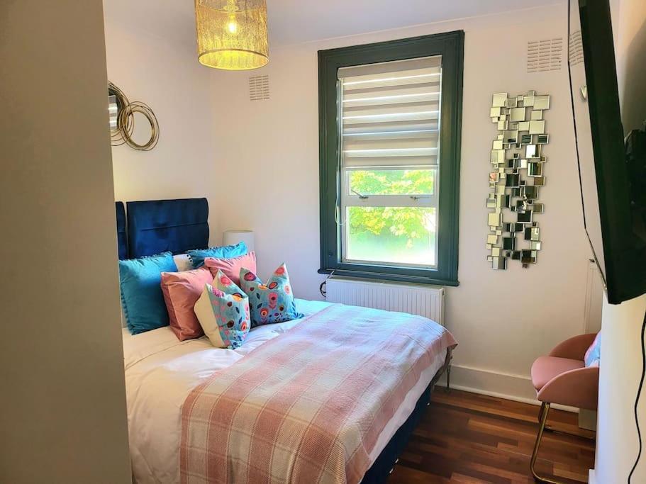 Spacious Six Bedrooms House By Sensational Short Lets & Serviced With 13 Beds, Free Parking, Free Wi-fi & Balcony * Londres