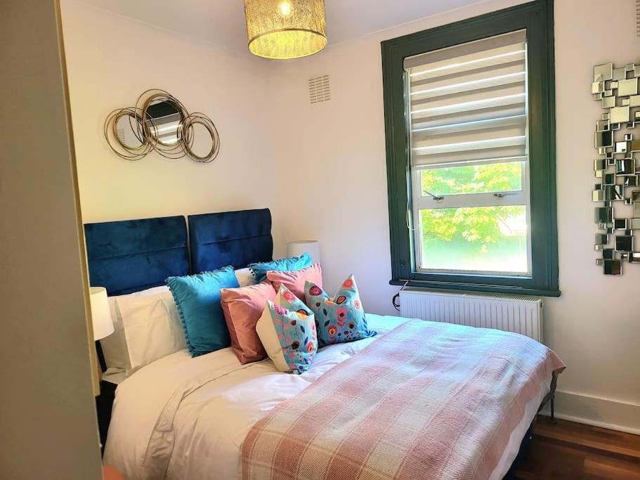 Spacious Six Bedrooms House By Sensational Short Lets & Serviced With 13 Beds, Free Parking, Free Wi-fi & Balcony Casa de Férias