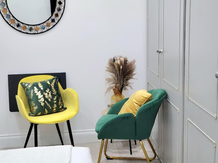 Casa de Férias Spacious Six Bedrooms House By Sensational Short Lets & Serviced With 13 Beds, Free Parking, Free Wi-fi & Balcony Londres