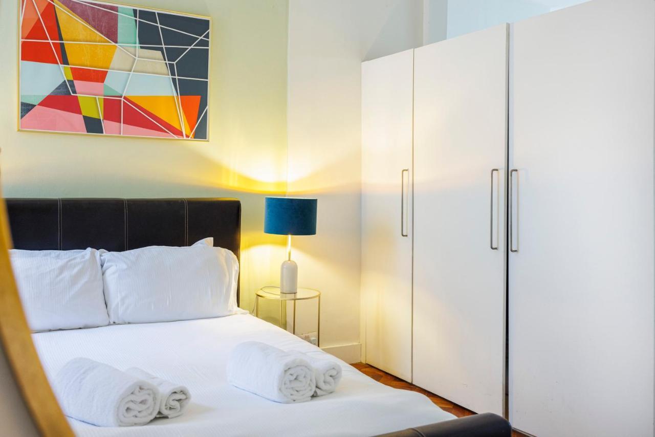 Dynamic In Dean Street Apartment *