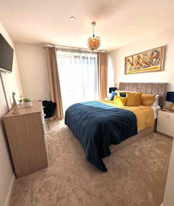 Spacious 2 Bed Flat Next To Elizabeth Line Apartamento *