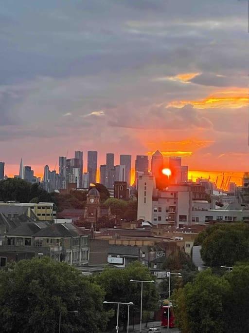 Spacious 2 Bed Flat Next To Elizabeth Line Apartamento *