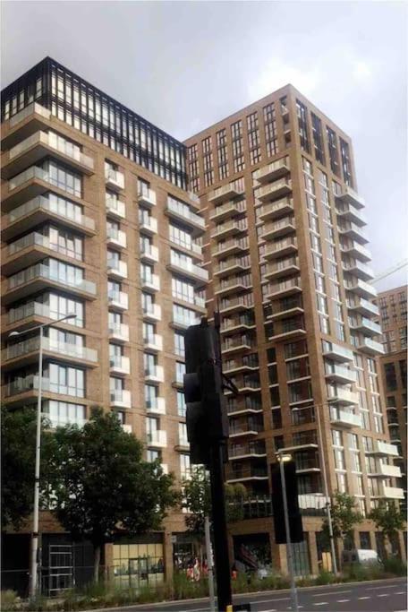 Spacious 2 Bed Flat Next To Elizabeth Line
