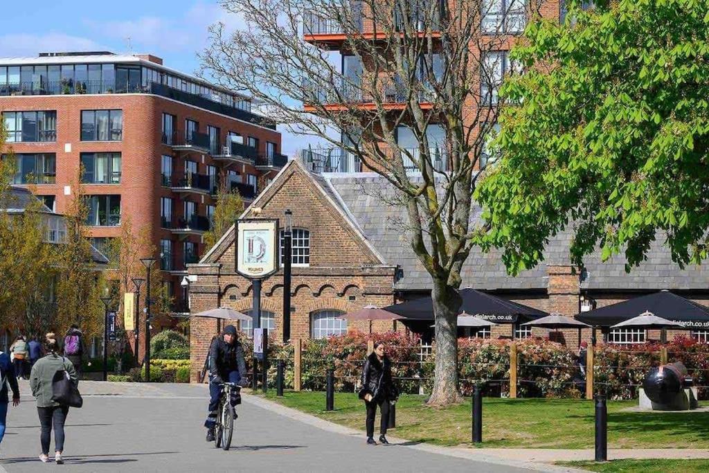 Spacious 2 Bed Flat Next To Elizabeth Line