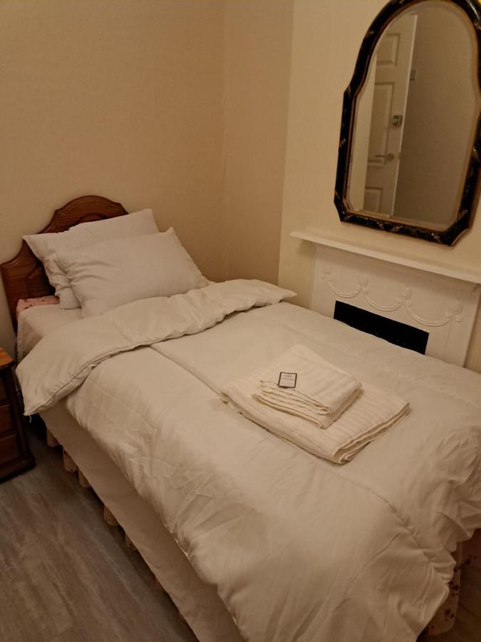 Luxury 5 Bedroom Near Seven Kings Train Station- 5 Room, 6 Bed And Sleeps 8 Guest Casa de Férias *