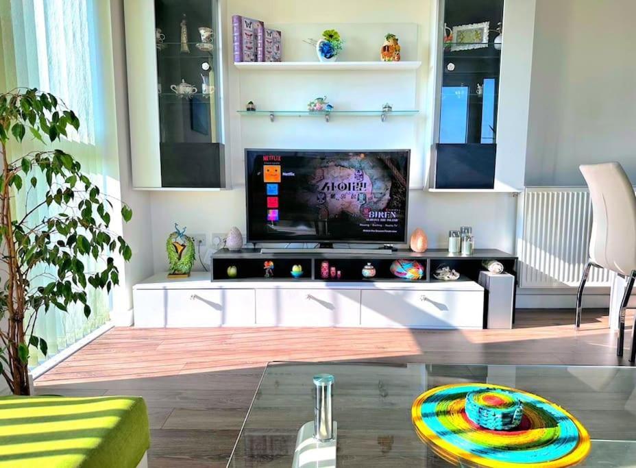 Spacious 2 Bed Flat Next To Elizabeth Line * Londres