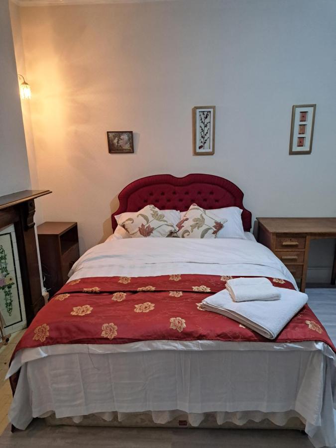 Luxury 5 Bedroom Near Seven Kings Train Station- 5 Room, 6 Bed And Sleeps 8 Guest Londres
