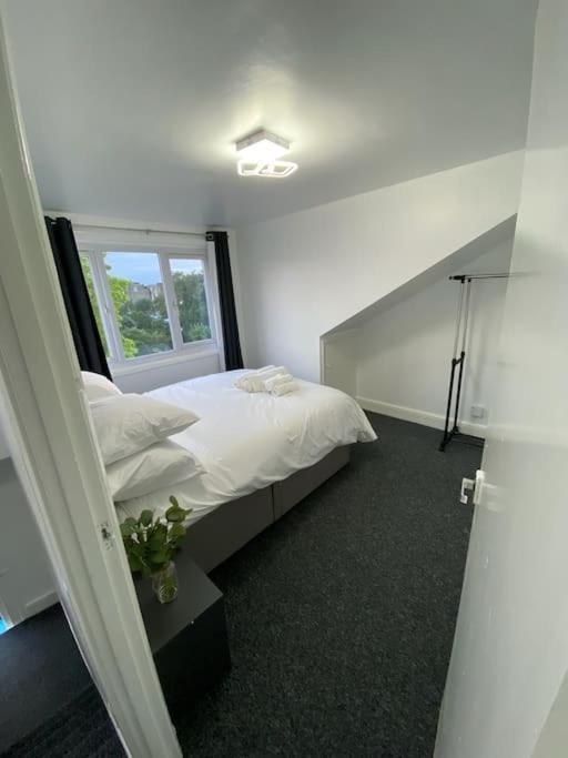 2 Bedroom Flat In * Londen