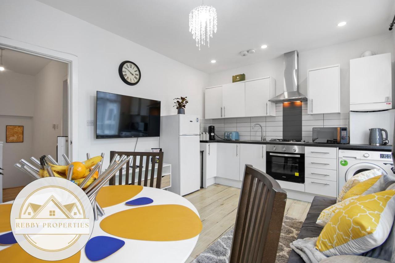 Modern 2 Bed East By Rebby Sleeps 5 Near Canning Town Station * Londres