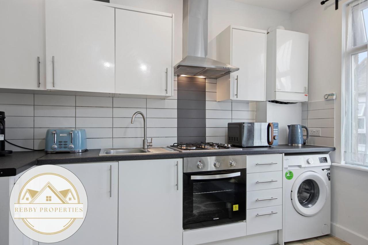 Modern 2 Bed East By Rebby Sleeps 5 Near Canning Town Station Londres