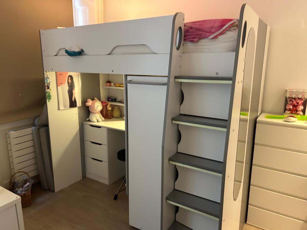 Beautiful Double In A Location Next To Various Tube Stations With Breakfast And Yoga Options Available On Site *