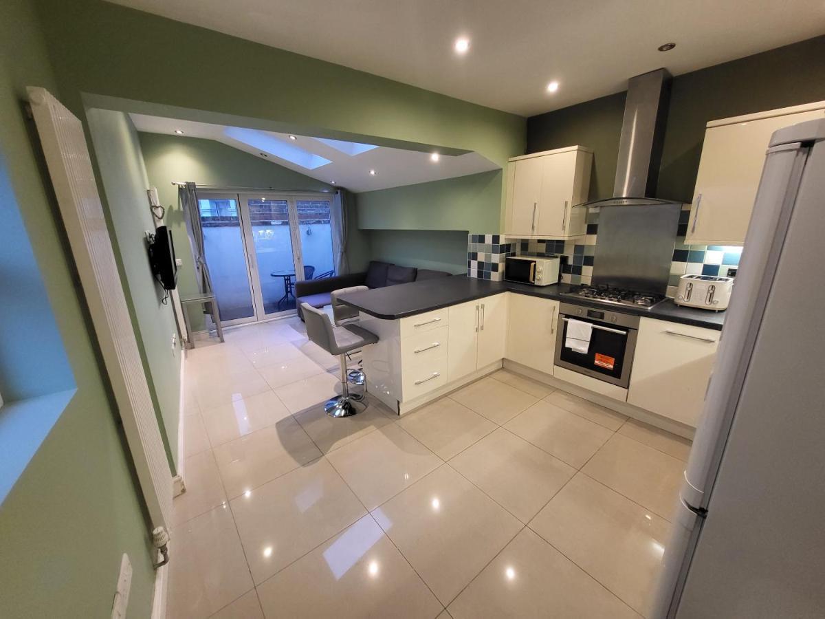 Large 4 Bedroom House In Londres