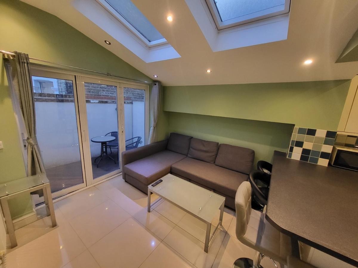 Large 4 Bedroom House In Appartement *